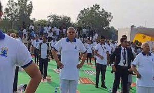 जबलपुर में उपराष्ट्रपति जगदीप धनखड़ ने किया योग, कहा- योग को... - CG Sandesh