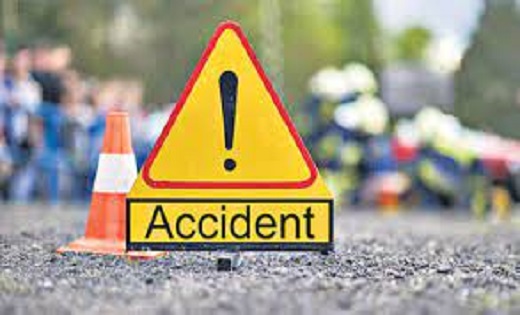 CG ACCIDENT : डिवाइडर से टकराकर पलटी कार, दो की हालत गंभीर - CG Sandesh