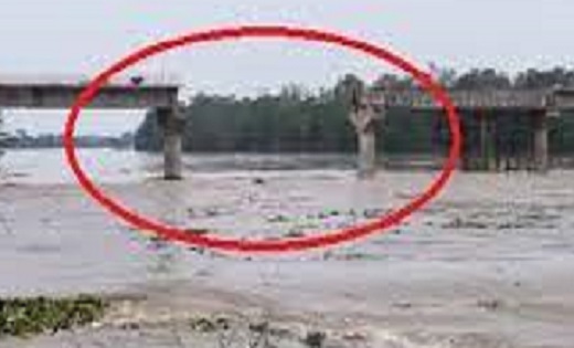 CG : 10 करोड़ की लागत से किया जा रहा था तैयार...भरभराकर गिरा... - CG Sandesh