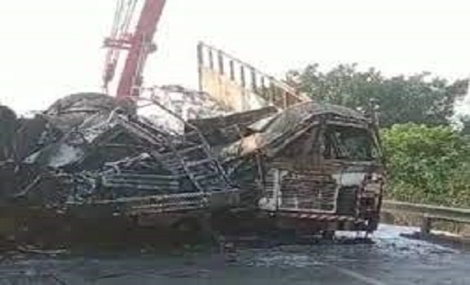 चालक की जलकर मौत...खड़ी ट्रक को दो ट्रकों ने मारी ठोकर - CG Sandesh