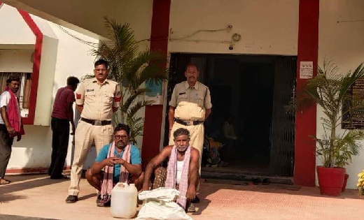 बसना : दो अलग – अलग प्रकरण में 20 लीटर देशी महुआ शराब के साथ... - CG Sandesh