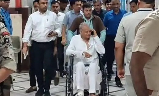 CM Gehlot हुए चोटिल : पैर फिसलने से दोनों पैर का अंगूठा हुआ ... - CG Sandesh
