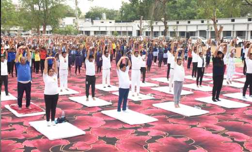 महासमुंद : नवम अंतर्राष्ट्रीय योग दिवस में कैबिनेट मंत्री डॉ... - CG Sandesh