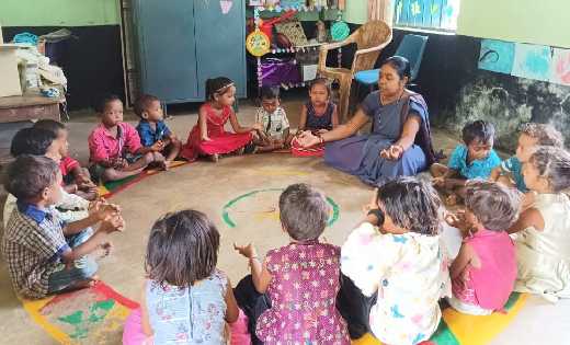 महासमुंद : ज़िले के आंगनबाड़ी केंद्रों में बच्चों ने किया योग - CG Sandesh