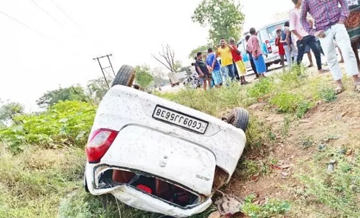NH-30 में अनियंत्रित होकर पलटी कार … गाड़ी के उड़े परखच्चे  - CG Sandesh