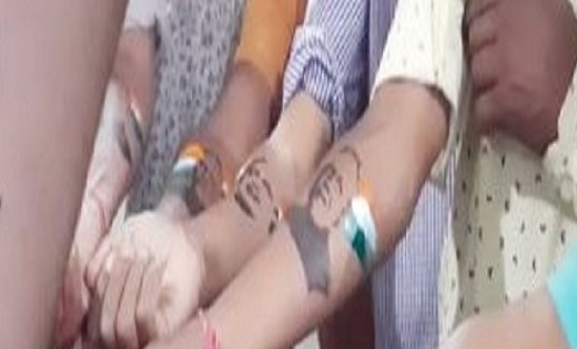 मोदी के अजमेर आने की खुशी में लोगों ने हाथों पर बनवाये टैटू - CG Sandesh