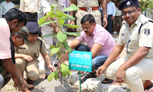 महासमुंद : पौधा रोपण कर उसका देखभाल करना हर नागरिक का कर्तव्य - पुलिस अधीक्षक धर्मेंद्र सिंह