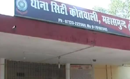 महासमुंद : रोड़ किनारे खतरनाक तरीके से खड़ी वाहन जप्त, चालकों पर हुई कार्रवाई