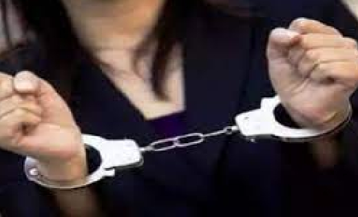 बसना : शराब पिने पिलाने की सुविधा उपलब्ध कराते महिला को पुलि... - CG Sandesh