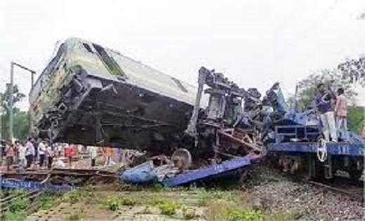 आपस में टकराई दो मालगाड़ियां, 12 डिब्बे उतरे पटरी से  - CG Sandesh