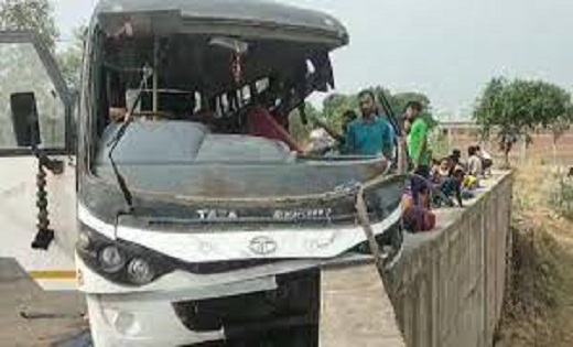 26 यात्री घायल,8 की हालत गंभीर...फोन पर बात रहा था ड्राइवर, ... - CG Sandesh