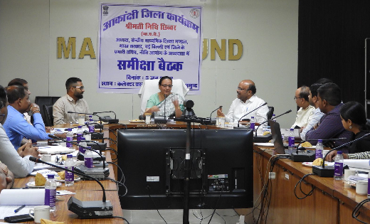महासमुंद : ज़िला प्रभारी सचिव ने की आकांक्षी सूचकांकों  की प... - CG Sandesh