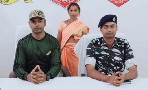CG NEWS : एक लाख की इनामी महिला नक्सली ने पुलिस के सामने किय... - CG Sandesh