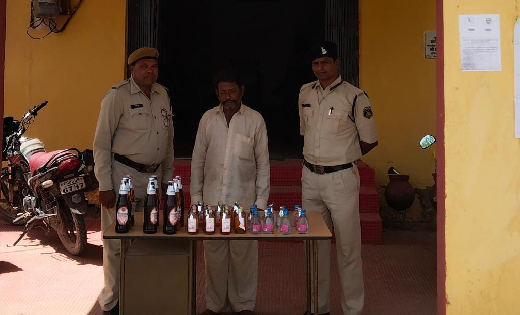 बसना : बियर, गोवा व देशी शराब के साथ आरोपी गिरफ्तार   - CG Sandesh