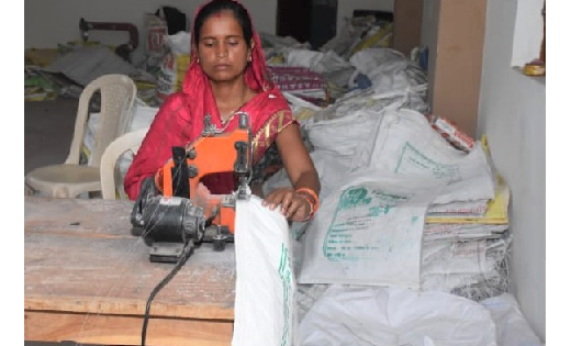 महासमुंद : 5 हजार वर्मी बैग बनाकर गौठानों में किए विक्रय - CG Sandesh