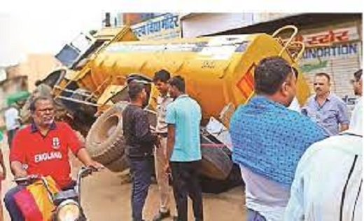 CG : इस जिले में पलटा केरोसीन से भरा टैंकर...डिब्बा-बाल्टी भ... - CG Sandesh