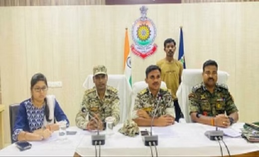 कई बड़ी वारदातों में रहा शामिल...एक लाख का इनामी नक्सल चीफ गि... - CG Sandesh