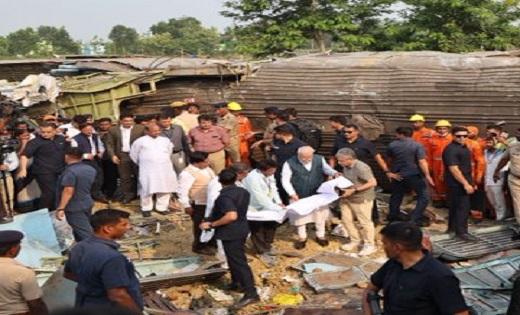 पीएम मोदी पहुंचे बालासोर , ट्रेन हादसे वाली जगह का कर रहे है... - CG Sandesh