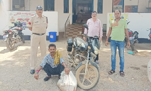 सरायपाली : 30 लीटर हाथ भट्टी महुआ शराब परिवहन करते आरोपी गिर... - CG Sandesh