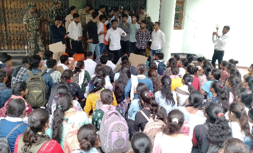 महासमुंद : बीएससी अंतिम वर्ष के नतीजे से निराश विद्यार्थियों... - CG Sandesh