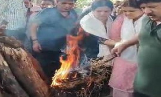 बेटियों ने दी मुखाग्नि...विधायक विद्यारतन भसीन पंच तत्व में ... - CG Sandesh