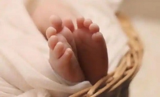  जलते कचरे में नवजात के शव को फेंका... अस्पताल में हंगामा - CG Sandesh
