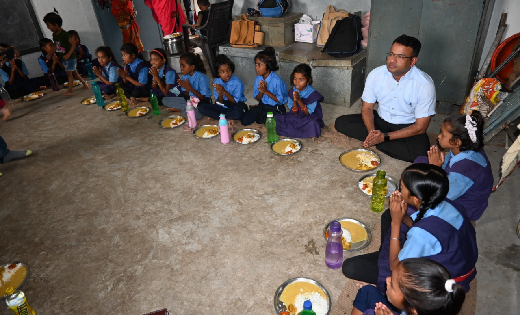 स्कूलों के आकस्मिक निरीक्षण में पहुँचे कलेक्टर, बच्चों के सं... - CG Sandesh