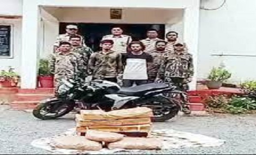 CG : फेरीवाले के वेश में घूम रहे गांजा तस्कर गिरफ्तार - CG Sandesh
