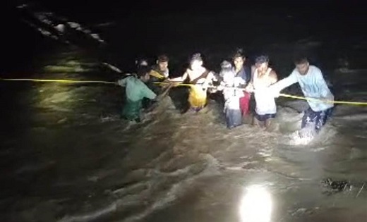 CG - जल प्रपात में अचानक जल स्तर बढ़ने से फंसे 4 दोस्त...डेढ़ ... - CG Sandesh