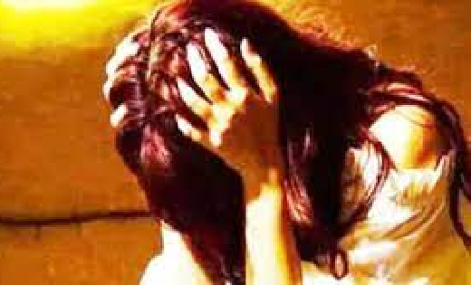 जबरन अश्लील वीडियो दिखाता है पति, परेशान पत्नी ने दर्ज करायी... - CG Sandesh