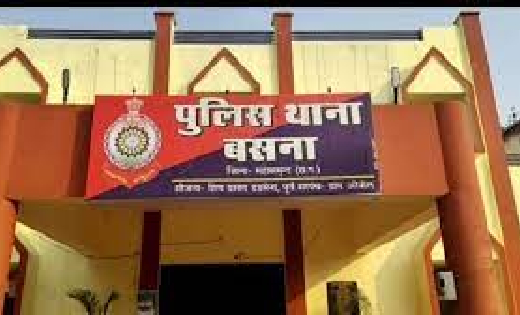 बसना : किराना दूकान और मुर्गा दूकान के पास शराब पिलाते 2 गिर... - CG Sandesh