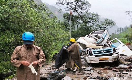 यात्री वाहन पर गिरा पहाड़ से मलबा और पत्थर, 4 लोगों की मौत - CG Sandesh