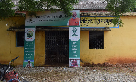 बसना : गोदाम में लटका ताला, खाद के लिए भटक रहे किसान, कालाबा... - CG Sandesh