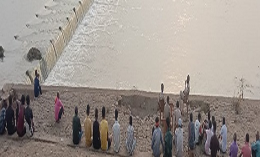 नदी पार करते हुए हादसा : शिवनाथ नदी में बह गया बाइक सवार - CG Sandesh