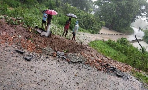 मूसलाधार बारिश से नक्सलियों की आईईडी ब्लास्ट...सड़क में 8-10... - CG Sandesh
