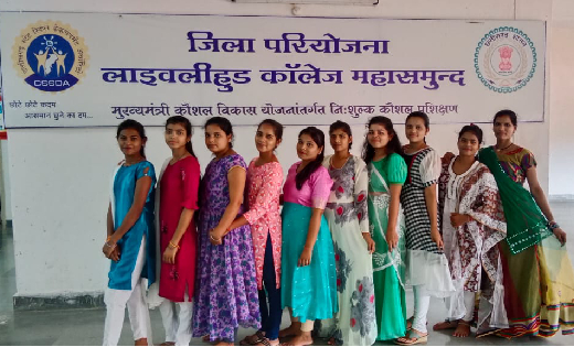 महासमुंद : महज़ एक माह के प्रशिक्षण में युवतियाँ ख़ुद की सिली... - CG Sandesh