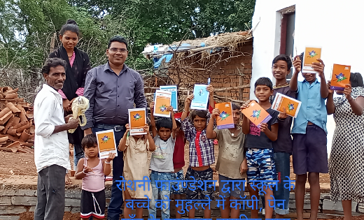 महासमुंद : रोशनी फाउंडेशन के सहयोग से स्कूली बच्चों को बांटा... - CG Sandesh
