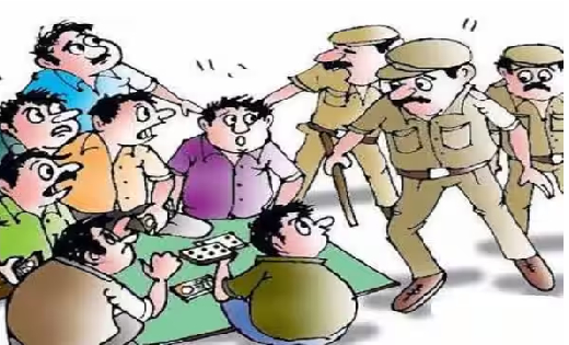 महासमुन्द : जुआरियों को पुलिस ने घेराबंदी कर पकड़ा
