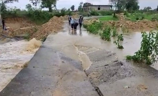 दर्जनभर से ज्यादा गांव का मार्ग अवरुद्ध...नदी में तेज बहाव क... - CG Sandesh
