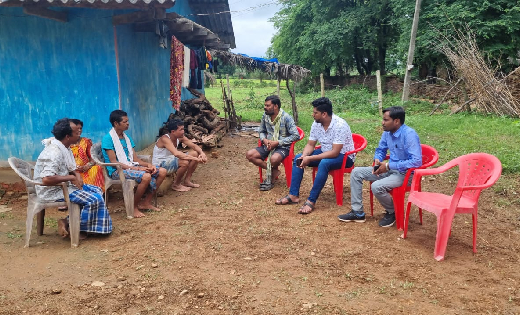 आदिवासी युवती की संदेहास्पद मौत मामले मे परिजनों से मुलाकात ... - CG Sandesh