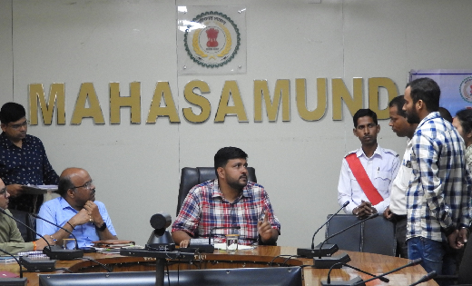 महासमुंद : कलेक्टर ने जिले के विभिन्न स्थानों से आए लोगों से... - CG Sandesh
