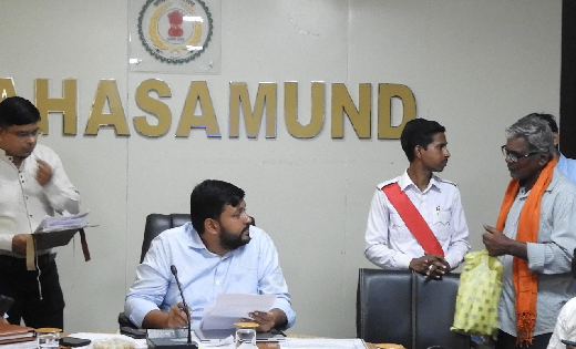 महासमुंद : कलेक्टर ने अधिकारियों को आवेदकों की समस्याओं और श... - CG Sandesh