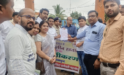 महासमुन्द : हड़ताल के पांचवे दिन संविदा कर्मचारियों ने नियमित... - CG Sandesh