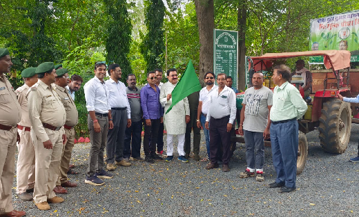 महासमुंद : संसदीय सचिव यादव ने पौधा तुंहर दुवार वाहन को हरी ... - CG Sandesh