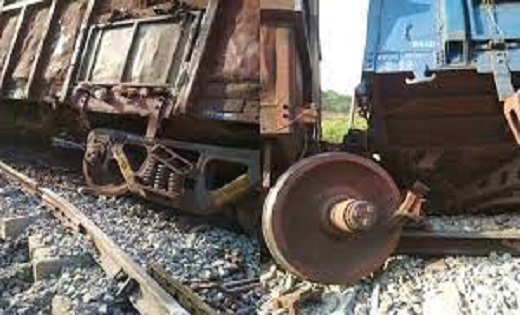 CG रेल हादसा : मालगाड़ी के 11 डिब्बे पटरी से उतरे…आवागमन हुआ... - CG Sandesh