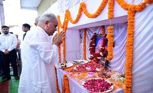 CM बघेल ने अरूण चंद्राकर की माता को अर्पित की श्रद्धांजलि - CG Sandesh