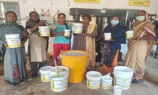 प्रगति स्व सहायता समूह की महिलाएं कर रही गोबर से प्राकृतिक प... - CG Sandesh