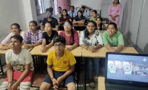 महासमुंद : एनएमएस क्लासेस के प्रांगण में दिखाया गया चंद्रयान... - CG Sandesh