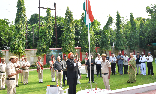 महासमुंद : कलेक्टर मलिक ने कलेक्ट्रेट में किया ध्वजारोहण - CG Sandesh