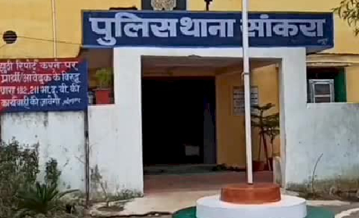 सांकरा : रोड़ किनारे शराब पिलाने वाला गिरफ्तार - CG Sandesh